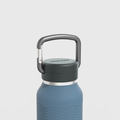 Video showing carabiner and wave grip features of the lake blue 34 oz Nuataaq connect bottle 