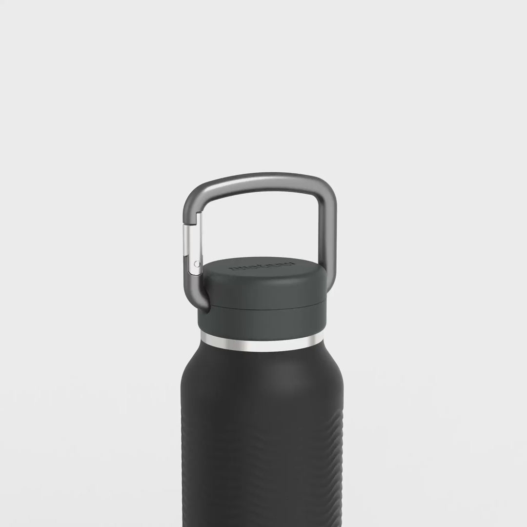 Load video: Video showing the inner workings of the nuataaq carabiner bottle, showing its high performance insulation 