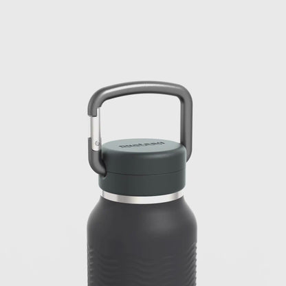 Video showing carabiner and wave grip features of the obsidian 34 oz Nuataaq carabiner bottle